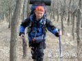 辽宁户外运动爱好者来威登山携带塑料袋装垃圾