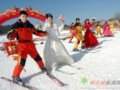 白雪见证纯洁爱情 6对新人滑雪场内“完婚”