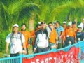 两百“驴友”徒步百里走“一滩”