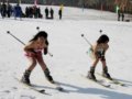山西滑雪场少女身穿比基尼激情比拼(组图)