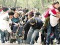 架起“人梯” 送残友登山顶