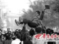 西安驴友举行联欢 登山头巾送给环卫工人
