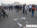 游客览风景乐不可支 环卫清垃圾苦不堪言