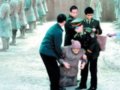 痴迷兵马俑德游客跳坑扮俑成26年来第一人