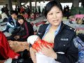 女警察给灾区婴儿喂奶 称只是件小事(图)