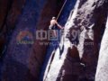 中国攀岩运动员征服大岩壁