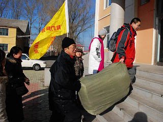 长春毛驴孤儿学校献爱心