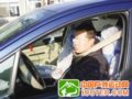 司机边超速开车边打吊针被交警拦下