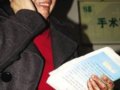 男孩追赶公交车被卷入车底面临截肢