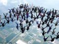 美国百位好汉高空跳伞破世界纪录