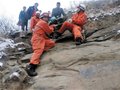 登山扭伤脚 八人抬下山