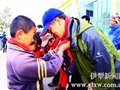 伊犁河谷“驴友”情洒乡村小学