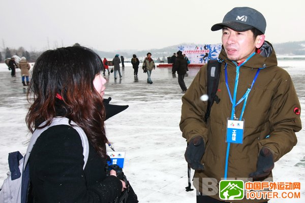 苹果基金会秘书长周行康接受中国西藏网记者采访。