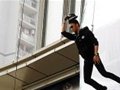 帅哥美女迈猫步飞檐走壁 原来是空中飞模走秀