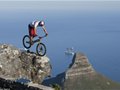 南非自行车手千米悬崖秀绝技 悬空飞越岩石(图)