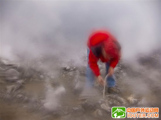 探访世界最大熔岩湖:翻腾湖面似魔鬼高炉