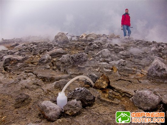 探访世界最大熔岩湖:翻腾湖面似魔鬼高炉