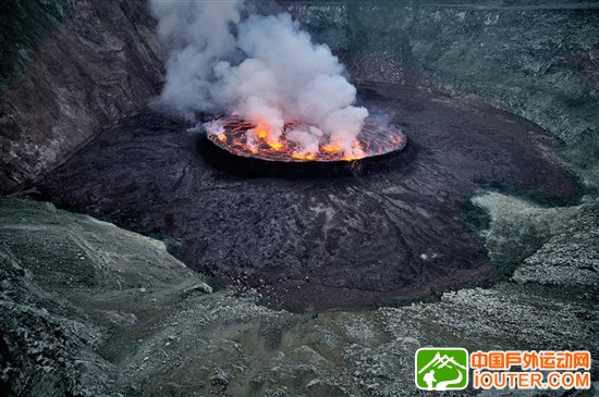 探访世界最大熔岩湖:翻腾湖面似魔鬼高炉