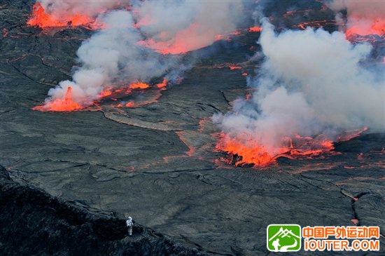 探访世界最大熔岩湖:翻腾湖面似魔鬼高炉