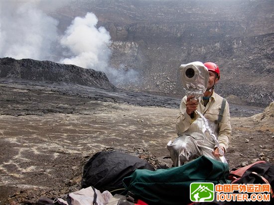 探访世界最大熔岩湖:翻腾湖面似魔鬼高炉