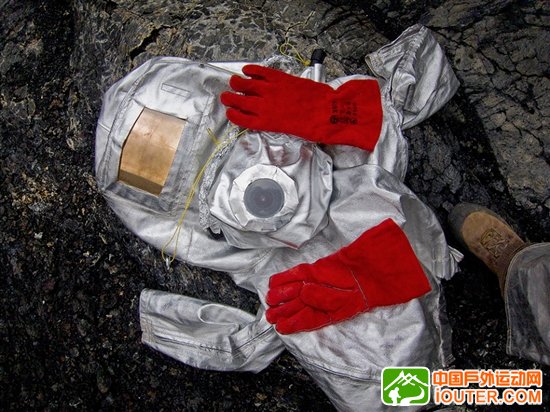 探访世界最大熔岩湖:翻腾湖面似魔鬼高炉