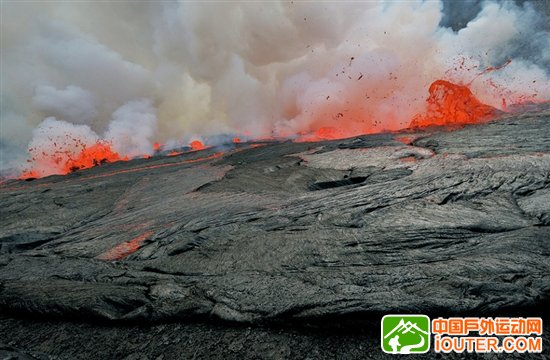 探访世界最大熔岩湖:翻腾湖面似魔鬼高炉