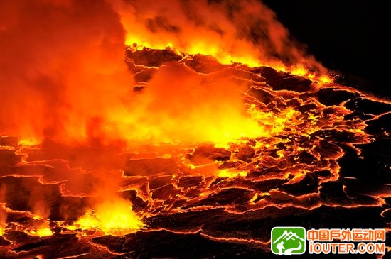 探访世界最大熔岩湖:翻腾湖面似魔鬼高炉