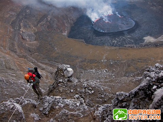 探访世界最大熔岩湖:翻腾湖面似魔鬼高炉