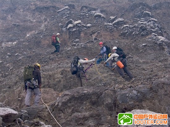 探访世界最大熔岩湖:翻腾湖面似魔鬼高炉