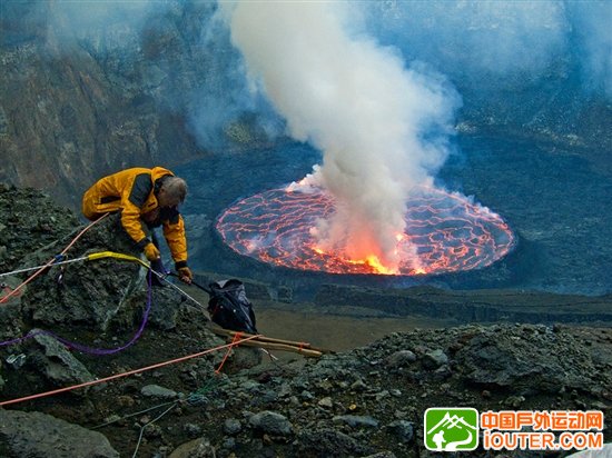 探访世界最大熔岩湖:翻腾湖面似魔鬼高炉