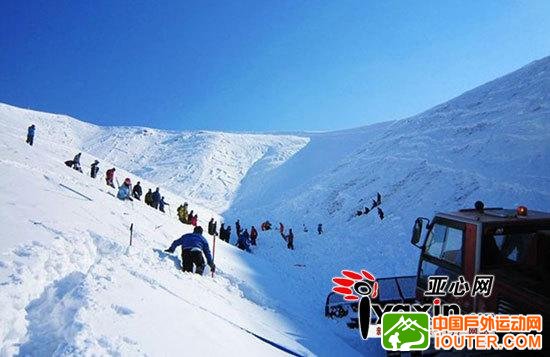 救援人员赴雪崩现场。