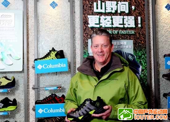 Tim Bartels先生手中拿的是Columbia今年最新款的多功能越野跑鞋—速跑王