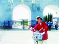 退休女“驴友”，骑着单车游西藏