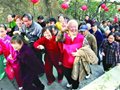 汉阳千余群众登山健身(图)
