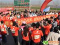 宋装助跑郑开马拉松 肯尼亚选手夺冠