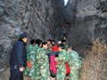 涧山中被困消防员爬90度峭壁救下被困伤者(图)