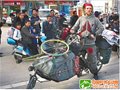 3位外国旅行者改装自行车 “拉风”骑行到昆明