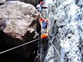 登封男子穿皮鞋登山 脚下打滑坠崖幸被救（图）