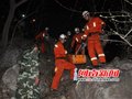 老教师登山途中不慎坠崖 消防悬崖空降安全救下