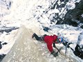 登山者寒冬不顾危险攀爬挪威艾德峡湾冰冻瀑布