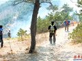 浮山又起火 登山人客串消防员英勇救火