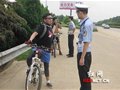 “驴友”高速路上骑车出游 交警及时劝离（图）