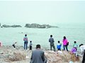18名游客被困海中礁石 蛙人出动潜海营救(图)