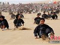敦煌千人滑沙感受“沙世界”