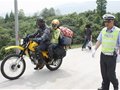 父女骑摩托去拉萨　偷走都汶高速被拦下