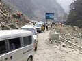 硬汉登山队抵达日隆 途中遭遇滚落巨石拦路