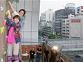 小栗旬现身大阪街头挑战攀岩 自曝恐高吓得腿软