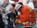 小男孩骑自行车脚被卡 消防官兵一分钟巧施救