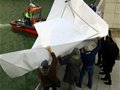 德国艺术家驾自制纸船畅游泰晤士河(组图)