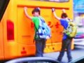 两男孩抓公交尾部玩轮滑 遇急刹车1男孩滚落车底